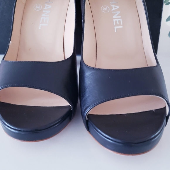 CHANEL NIB Black Leather CC Logo Silver Chain Peep Toe Cork Heel Pumps 37.5 - Picture 3 of 11